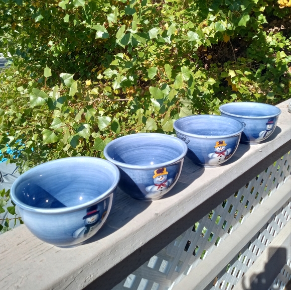 Table Tops Winter Snowman Set of 4 beautiful hand painted bowls - Picture 4 of 5